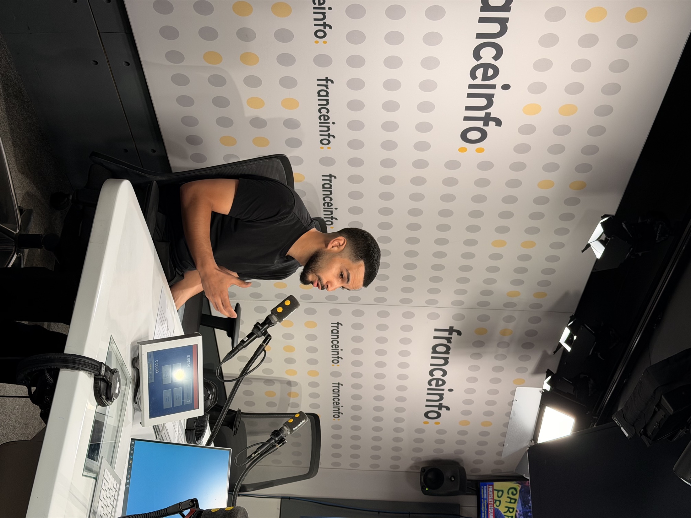 Le Dr Oualid Daoudi s’exprimant au micro dans le studio Franceinfo