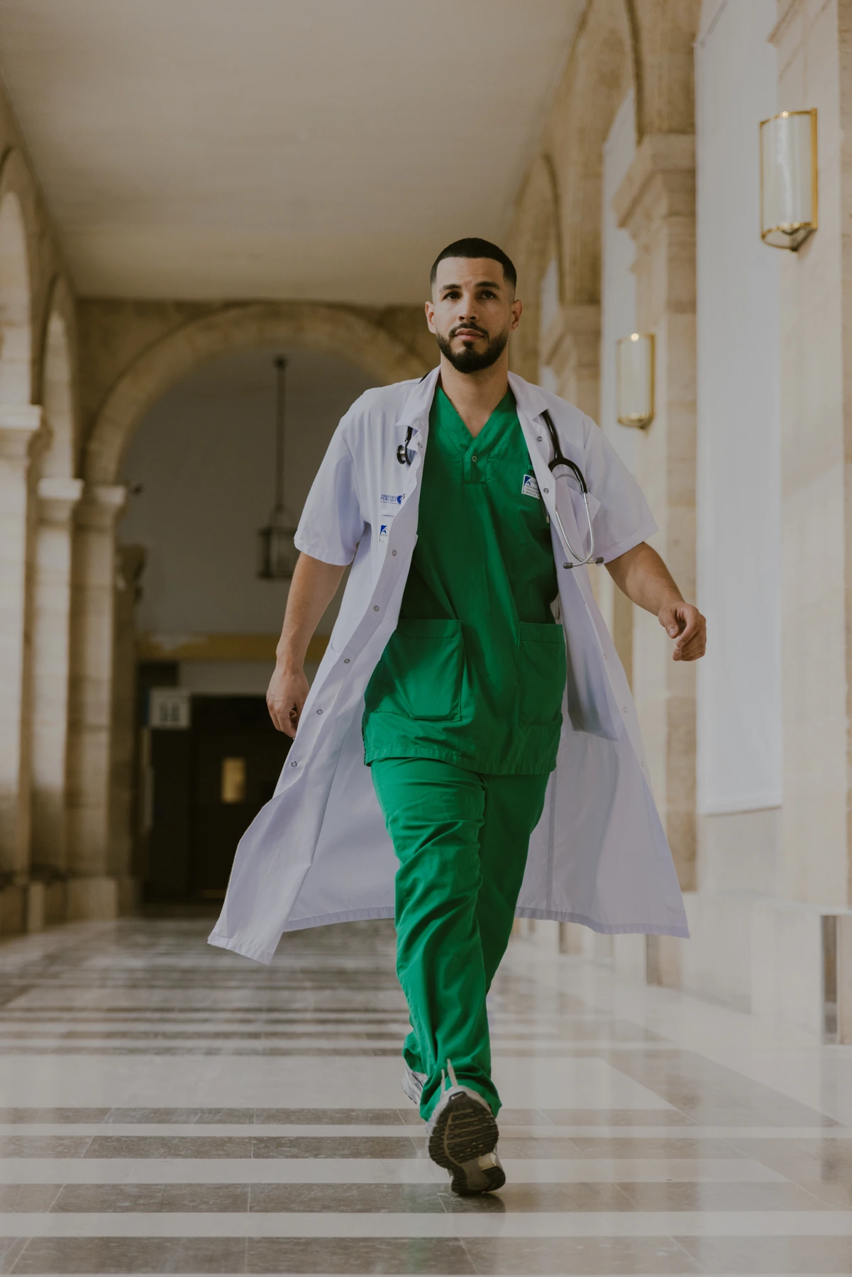 Dr Oualid Daoudi dans la galerie de Lariboisière